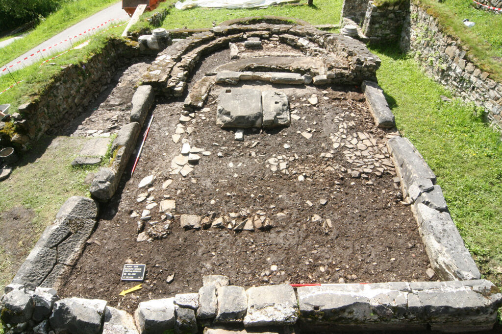 Der ursprüngliche Standort der Altarplatte am Kirchbichl im Lavant.