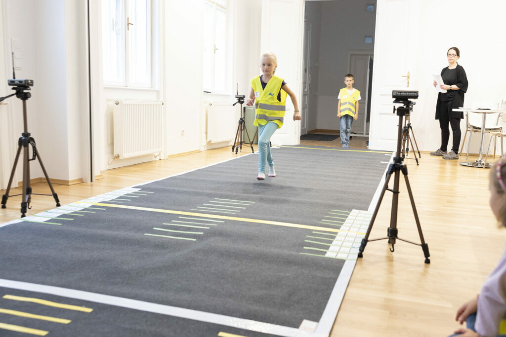 Die Kinder stellten in der Studie Situationen im Straßenverkehr nach.