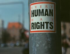 Auf einer Säule ist der Spruch "Every human has rights" zu lesen.