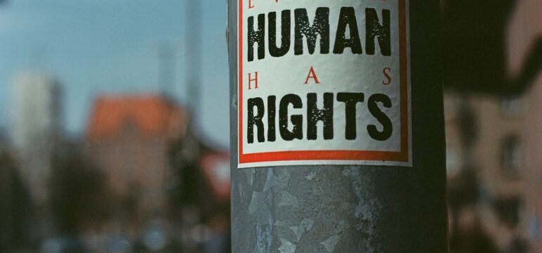 Auf einer Säule ist der Spruch "Every human has rights" zu lesen.