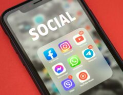 Ein Smartphone mit verschiedenen Social Media-Apps ist zu sehen.