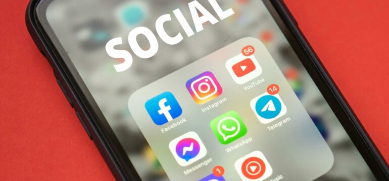 Ein Smartphone mit verschiedenen Social Media-Apps ist zu sehen.